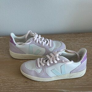 Veja Women's Pastel Purple and White Sneakers